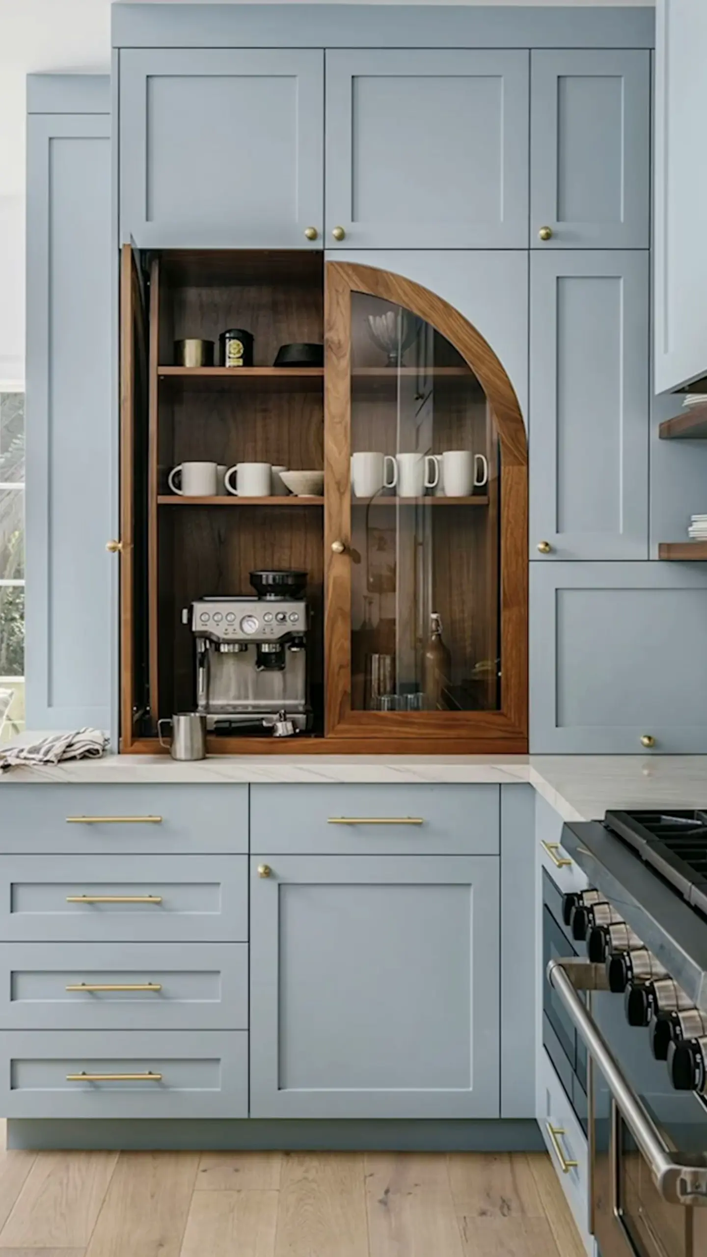 Quiet decorative mirror gives the entry more freshness, so the whole view feels pleasantly composed.