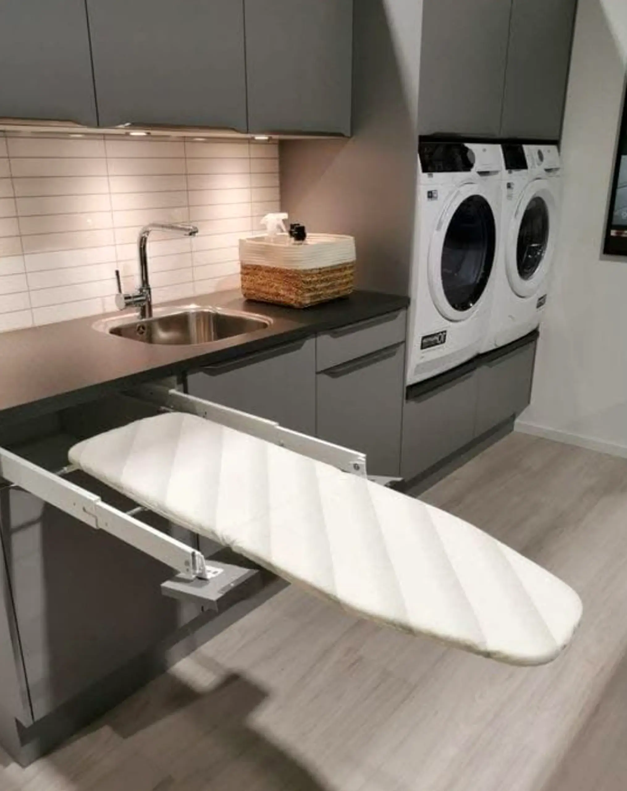 Balanced storage corner gives the corner more order, so the whole view feels fresh and intentional.