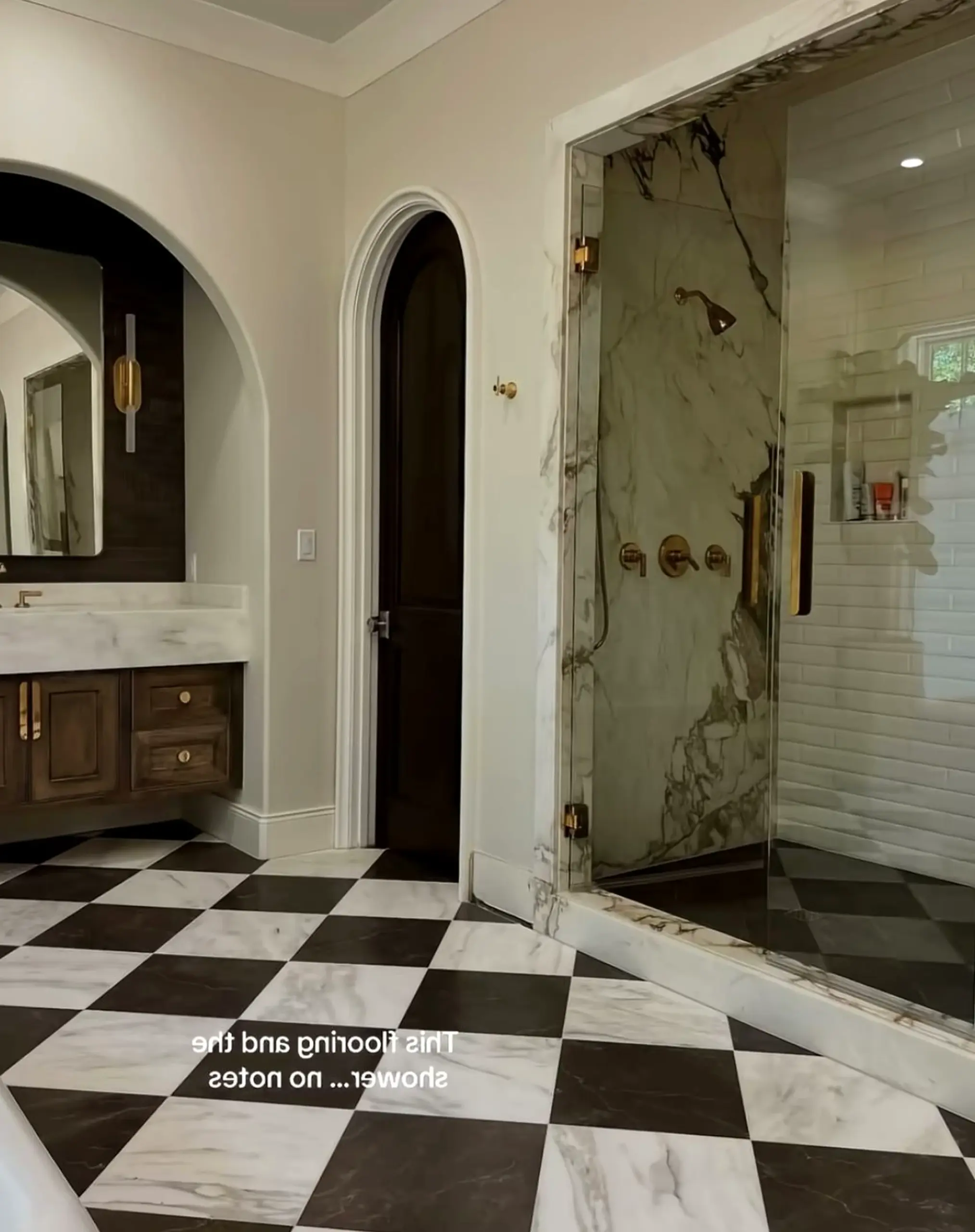 Bright arched doorway adds a clear layer of freshness, helping the design feel open and lived-in.