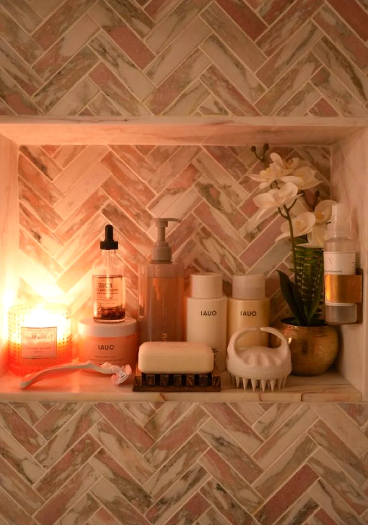 Relaxed wall niche introduces ease into the entry, keeping the atmosphere easy to enjoy.