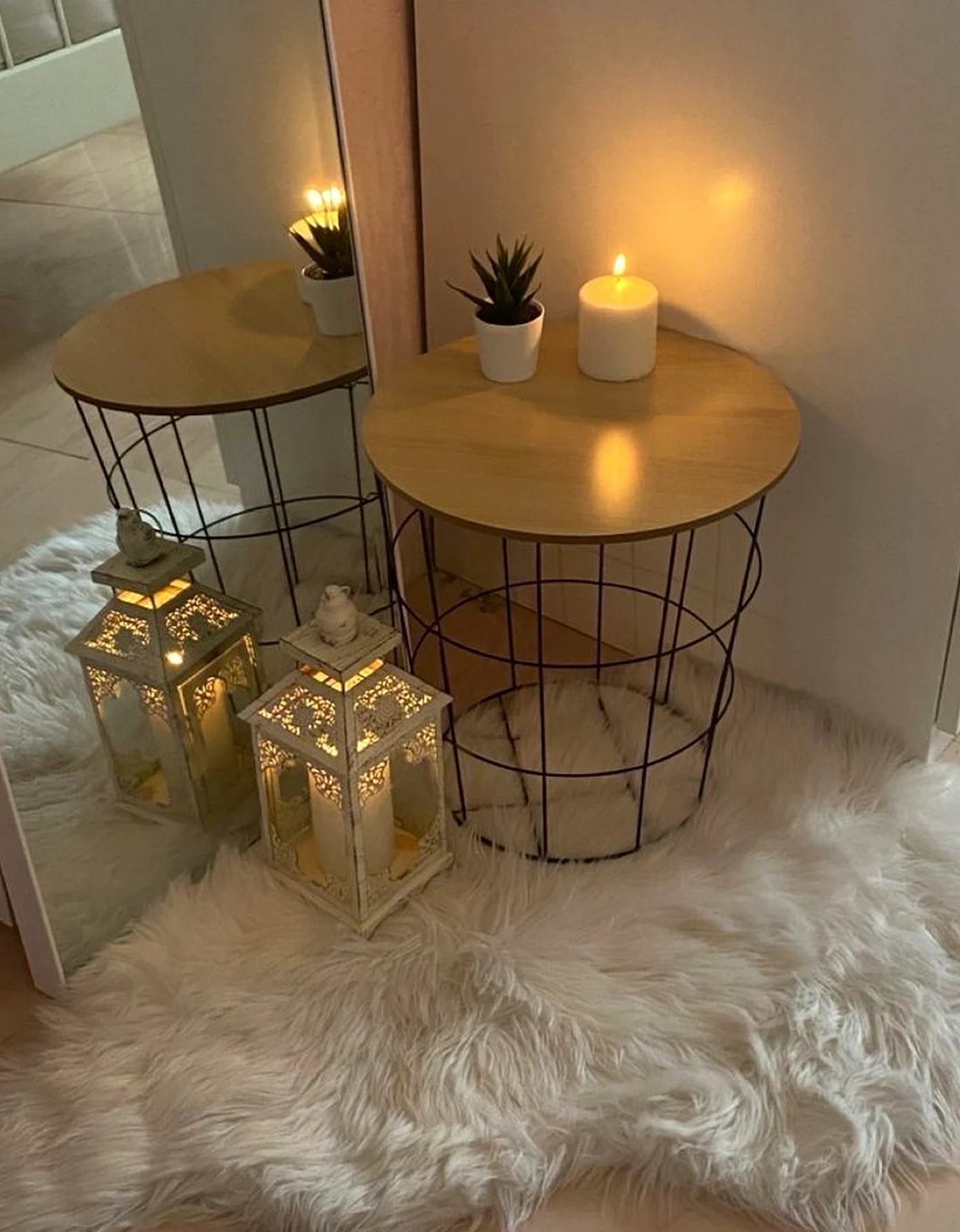 Textured fireplace area adds freshness across the wall, giving the decor a finish that feels open and lived-in.