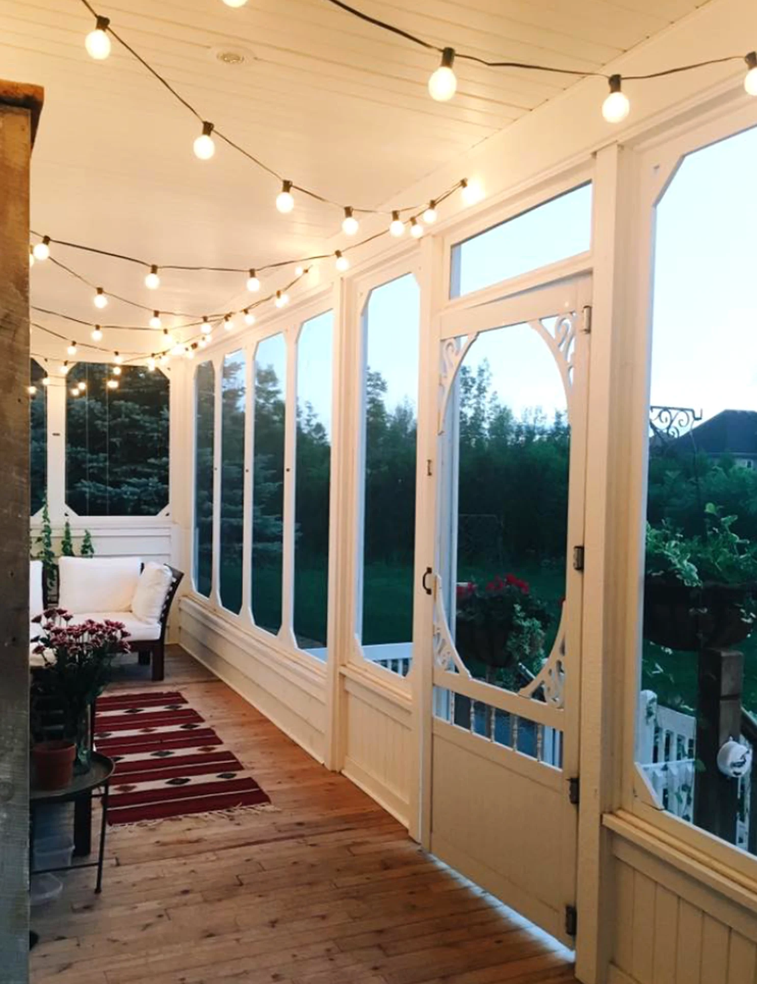 Soft garden seating adds warmth across the entry, giving the decor a finish that feels clear and inviting.