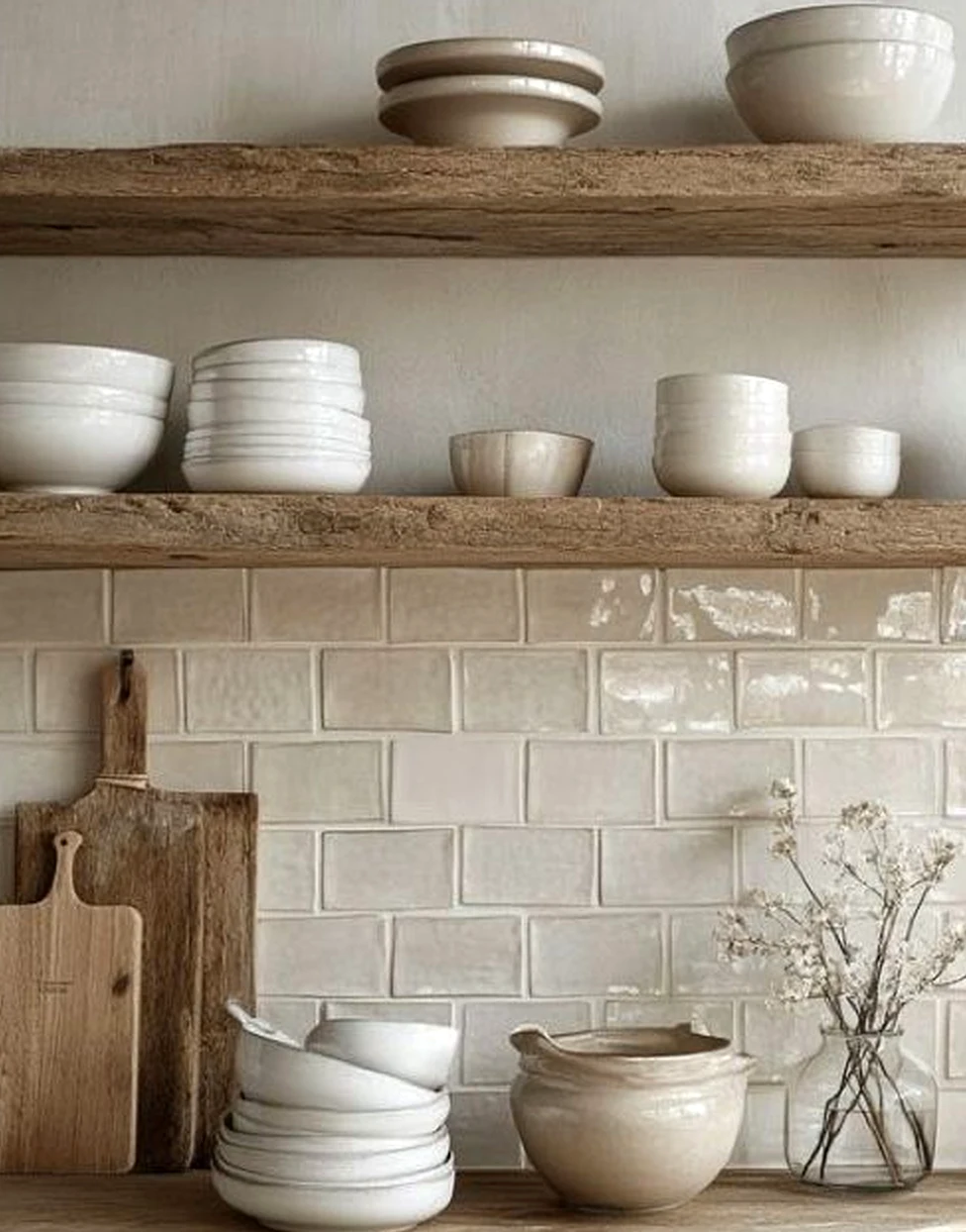 Natural bedside layer brings a useful note of rhythm, making the corner feel soft at the edges.