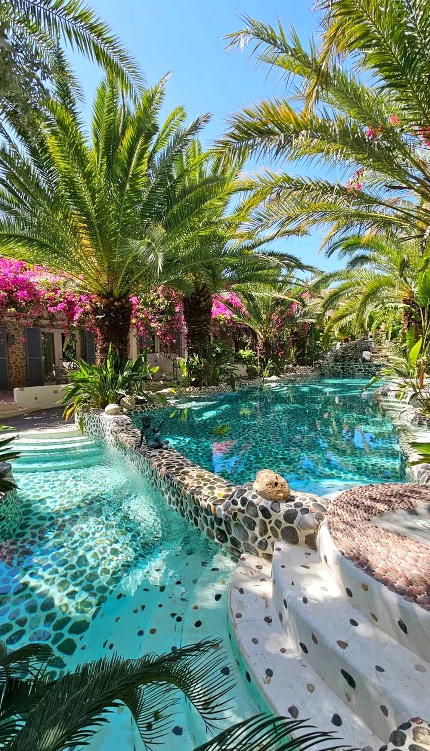 Polished garden border adds warmth across the setting, giving the decor a finish that feels fresh and intentional.