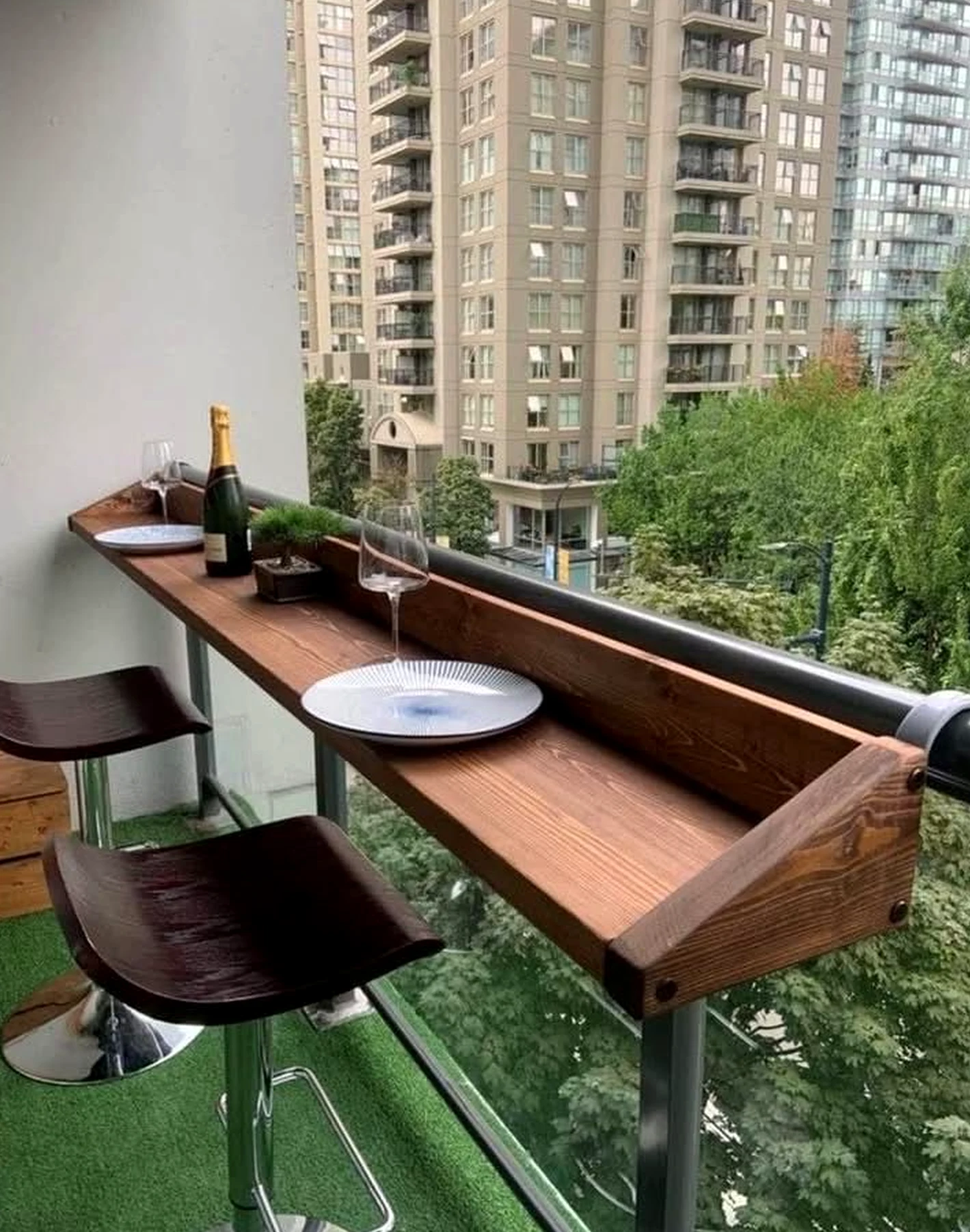 Cozy dining setup adds a clear layer of contrast, helping the table feel easy to enjoy.
