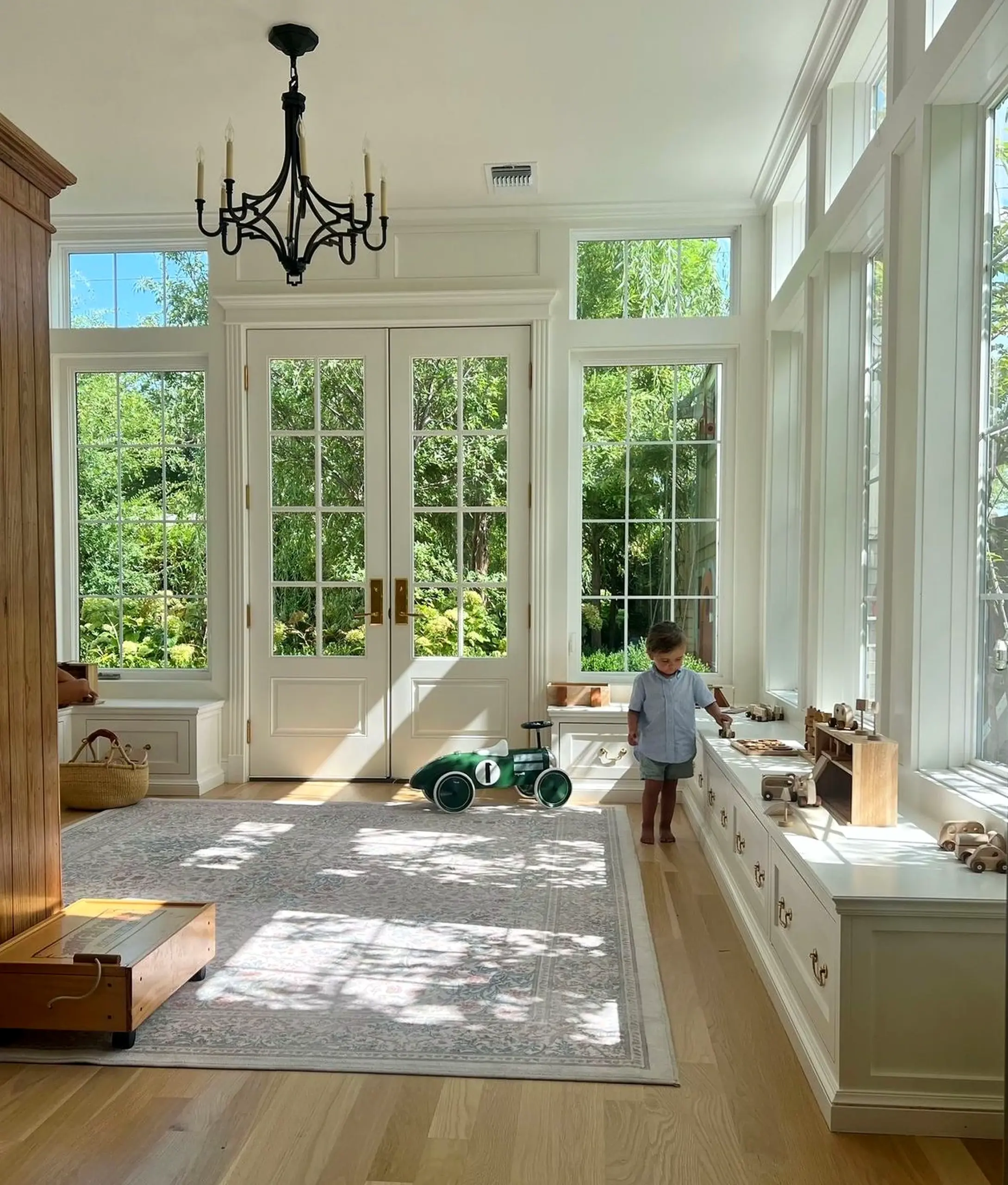 Natural kitchen nook brings a useful note of focus, making the setting feel soft at the edges.