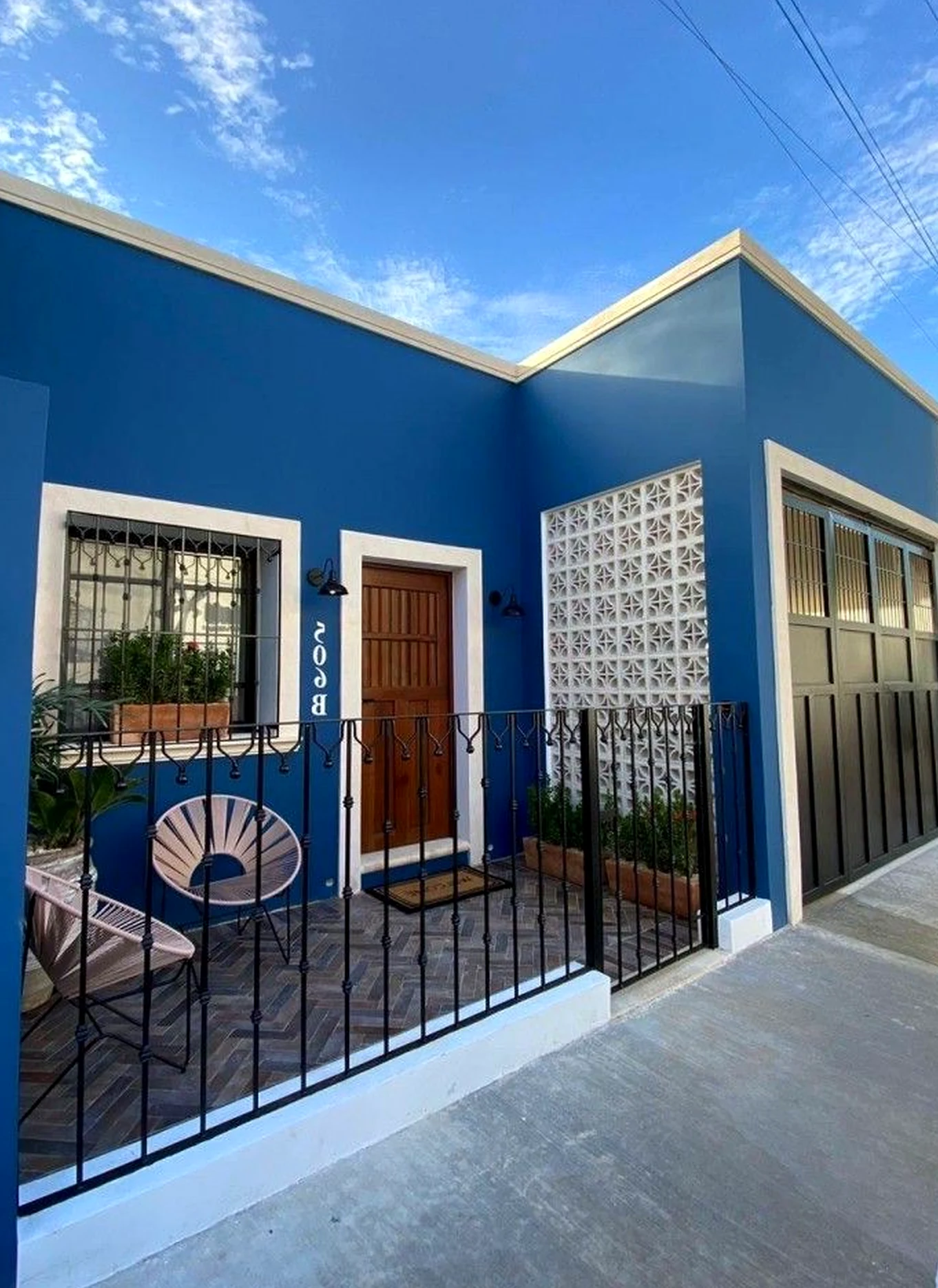 Subtle poolside setting brings a useful note of movement, making the backdrop feel easy to enjoy.