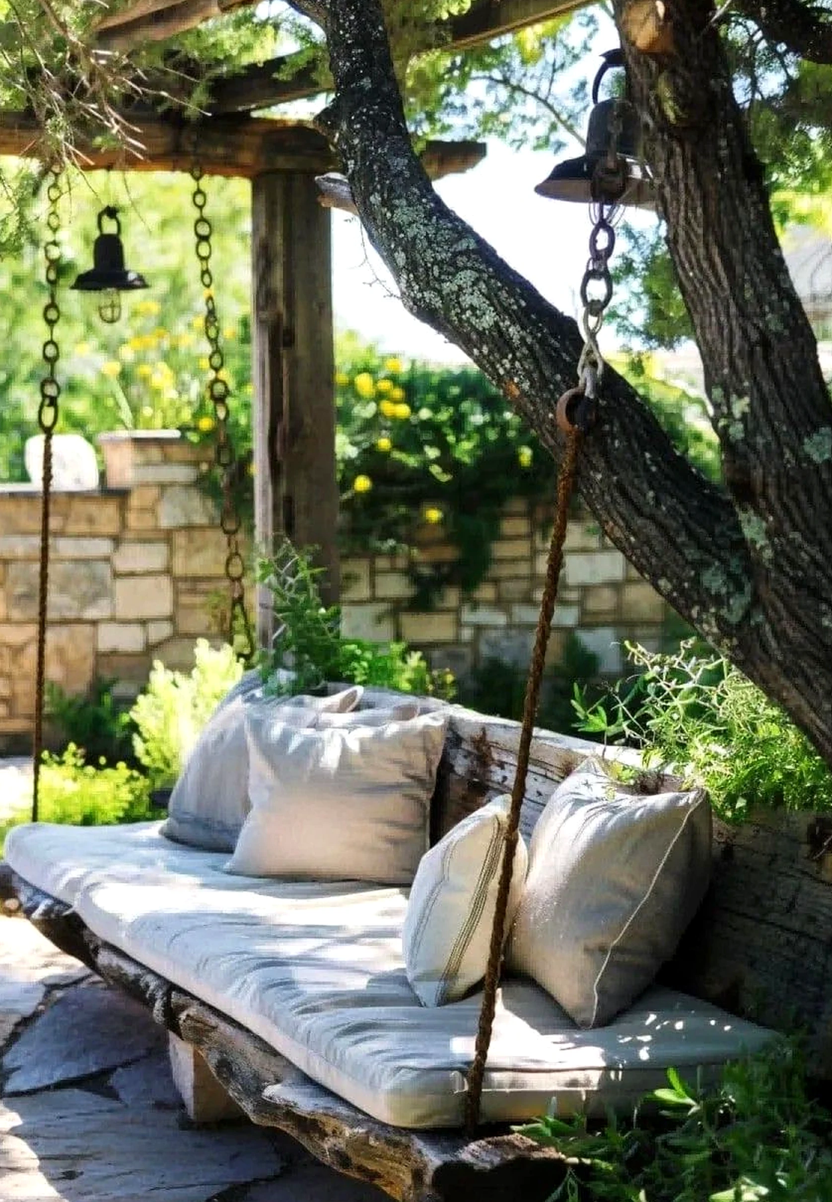Airy dining setup supports the wall through ease, leaving the space feeling settled and welcoming.