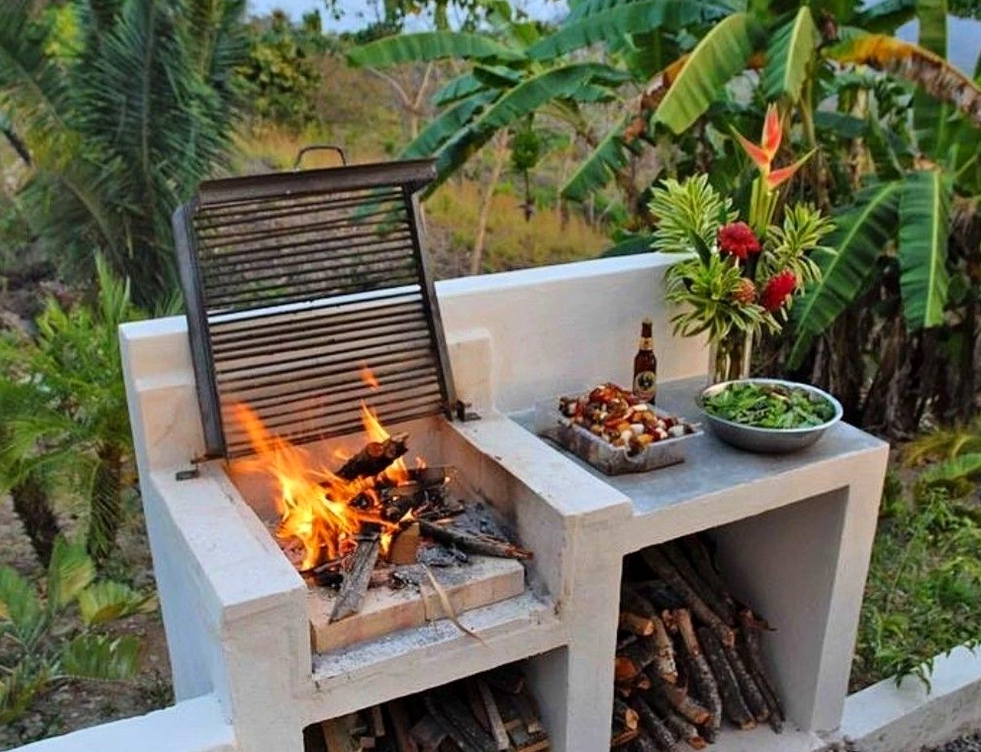 Compact tile detail introduces charm into the outdoor space, keeping the atmosphere comfortable in daily use.