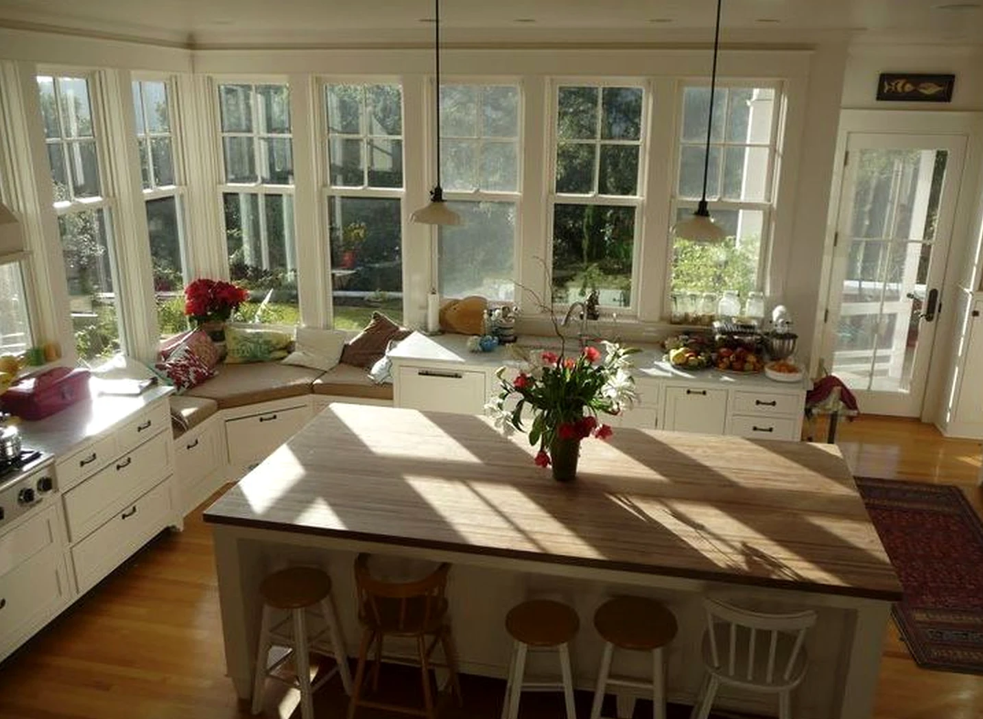 Earthy vase display gives the table more balance, so the whole view feels settled and welcoming.