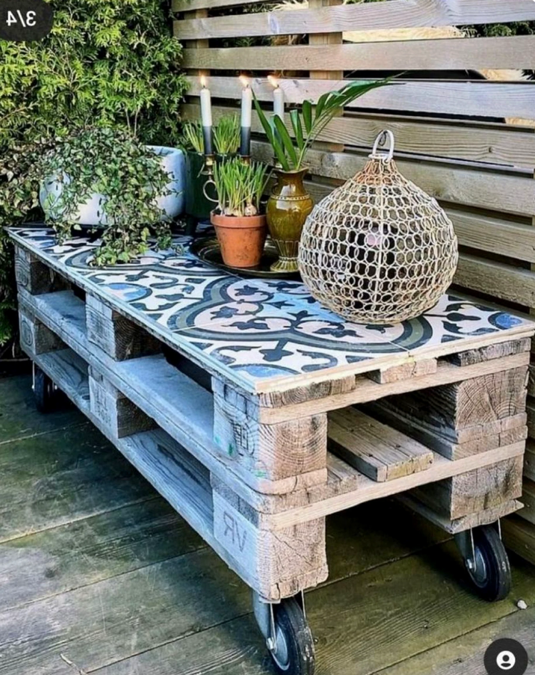 Fresh green entry adds a clear layer of balance, helping the composition feel comfortable in daily use.