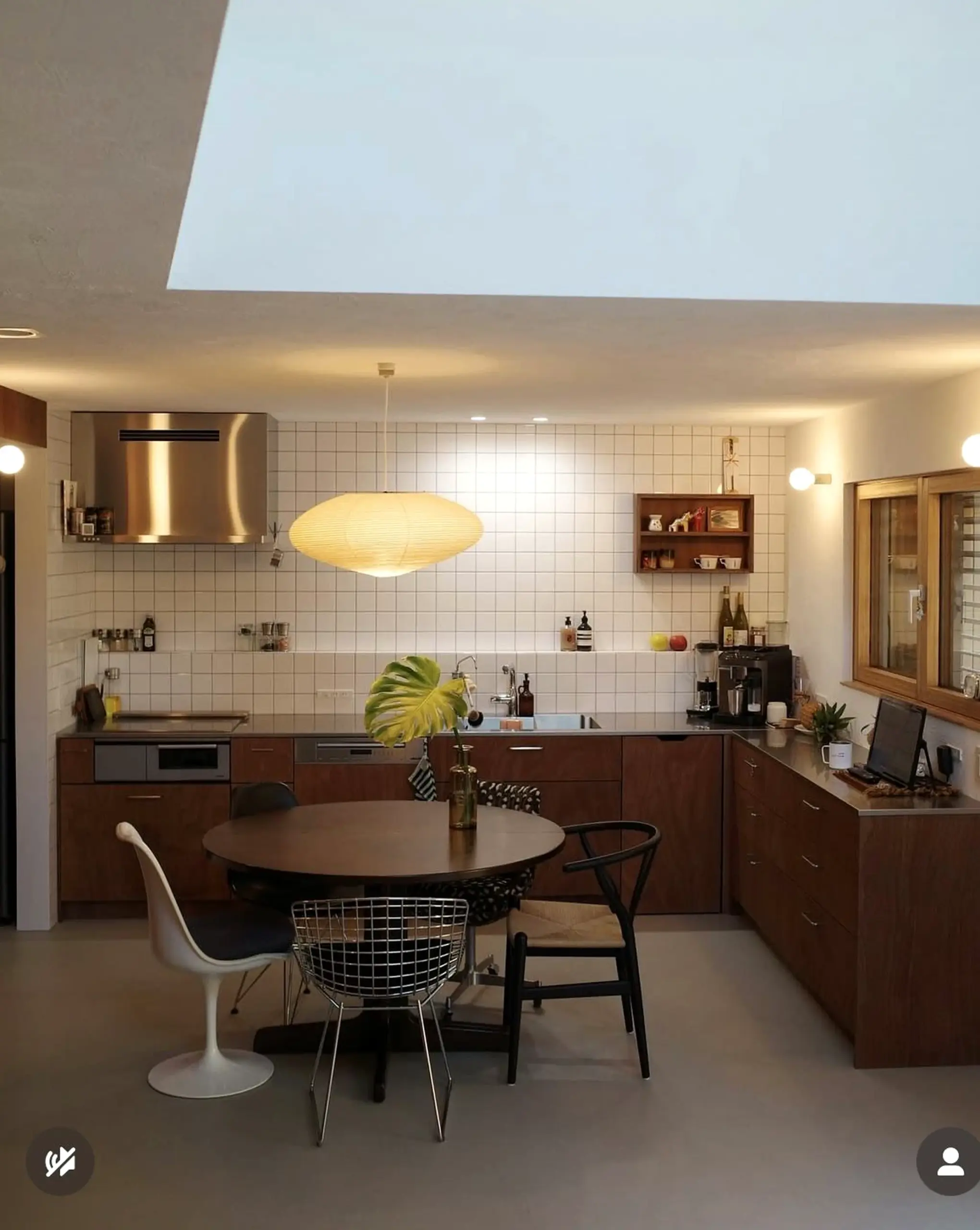 Calm sunlit room gives the arrangement more depth, so the whole view feels soft at the edges.