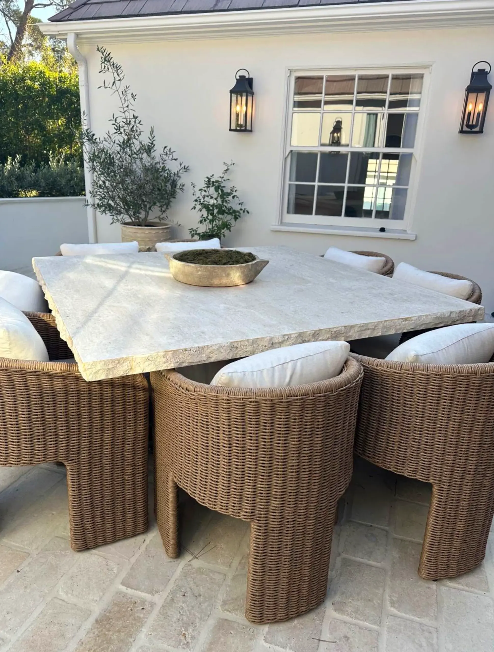 Natural outdoor lounge adds a clear layer of detail, helping the arrangement feel pleasantly composed.