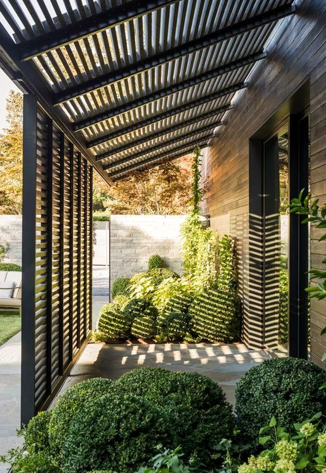 Warm garden border brings order to the setting, creating a mood that feels warm without clutter.