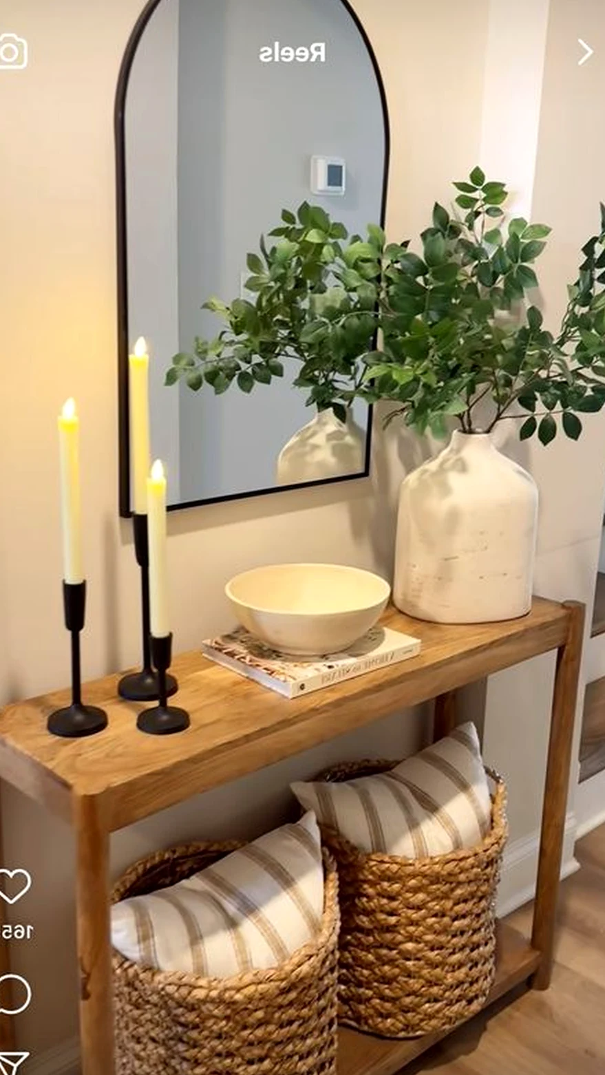 Simple dining setup brings a useful note of comfort, making the wall feel clear and inviting.