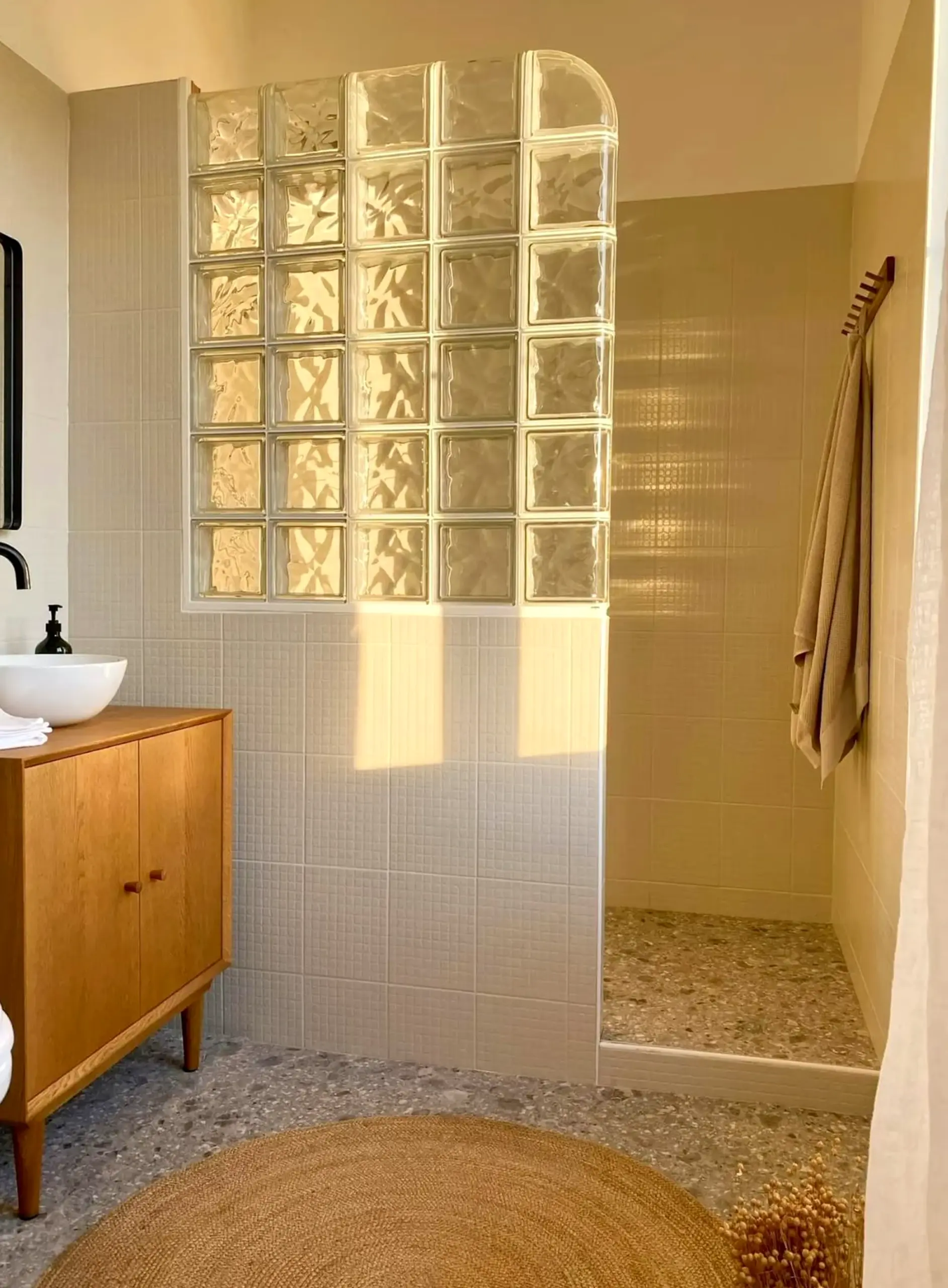 Refined sunlit room introduces shape into the sitting area, keeping the atmosphere warm without clutter.