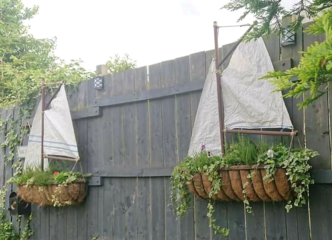 Compact sink area draws attention to freshness while the backdrop stays warm without clutter.