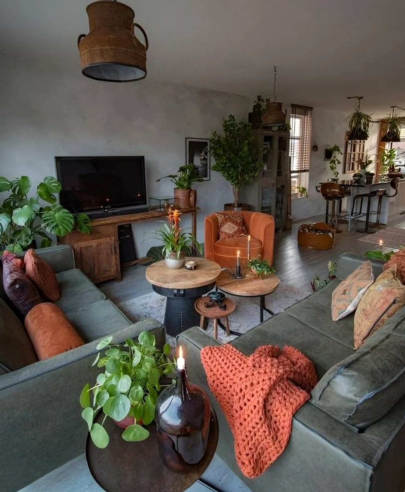 Cozy terrace table draws attention to order while the table stays comfortable in daily use.